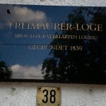 Hinweisschild am Logen-Gebäude in der Friedrichstraße in Mühlheim a.d. Ruhr. Foto: Alexander Waldhelm